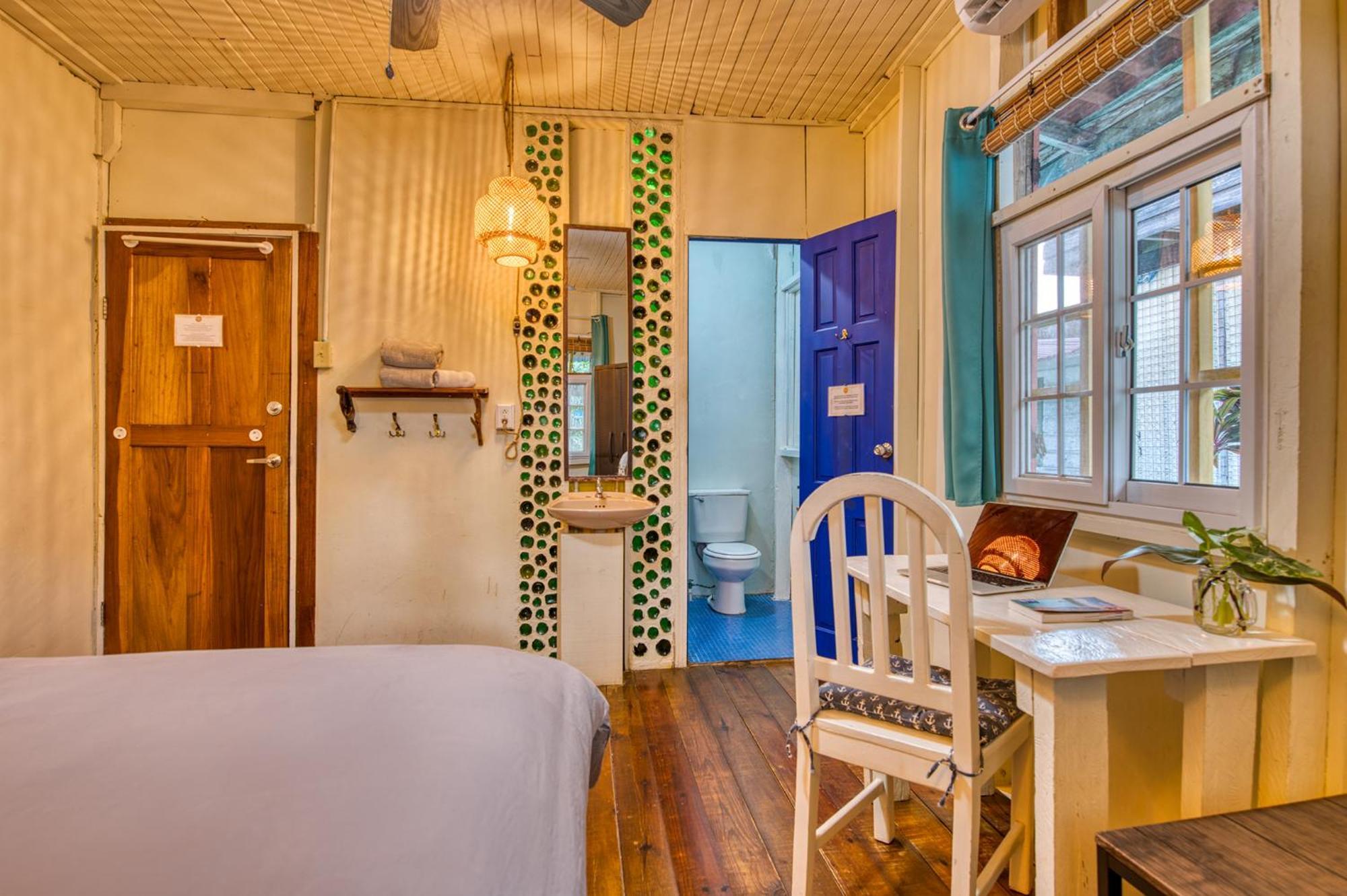Saigon Bay Bed & Breakfast Бокас-дель-Торо Экстерьер фото